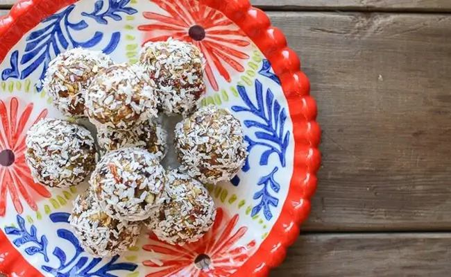 The picture shows no bake date paste energy balls 