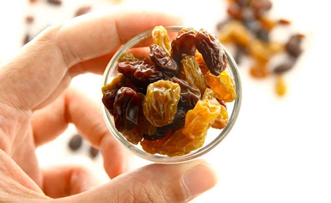 The picture shows some raisins in a cut that you can eat safely. 