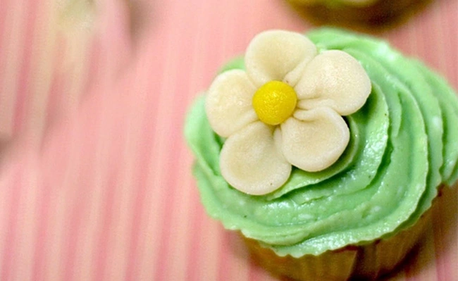The picture shows vanilla pistachio cupcakes.